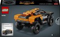 Achterkant van de LEGO Technic NEOM McLaren Extreme E Team raceauto, oranje en zwart met 'Pull Back' logo.