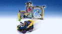 LEGO DC Super Hero Girls Batgirl geheime bunker. Voertuig en bunker met Batgirl en Mad Harriet. Blauwe achtergrond.