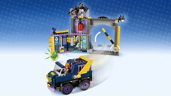 LEGO DC Super Hero Girls Batgirl geheime bunker. Voertuig en bunker met Batgirl en Mad Harriet. Blauwe achtergrond.