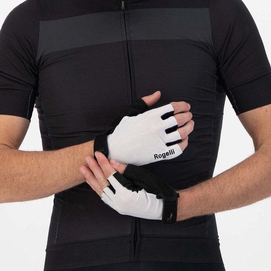 Wielrenner draagt witte Rogelli fietshandschoenen met korte vingers en zwarte details.
