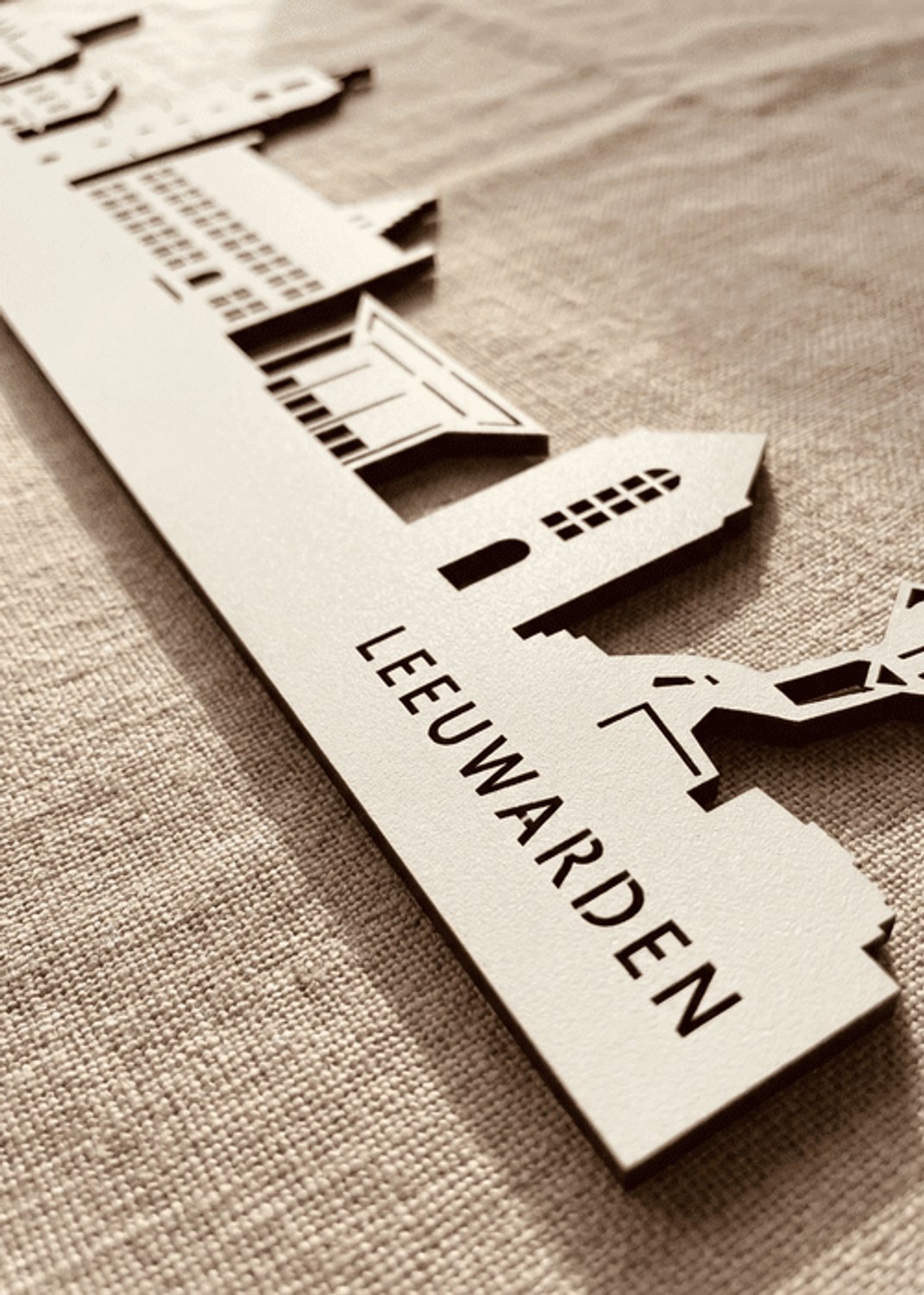 Houten Skyline Leeuwarden | Wanddecoratie voor aan de muur | Wit MDF | 100 x 17,5 cm