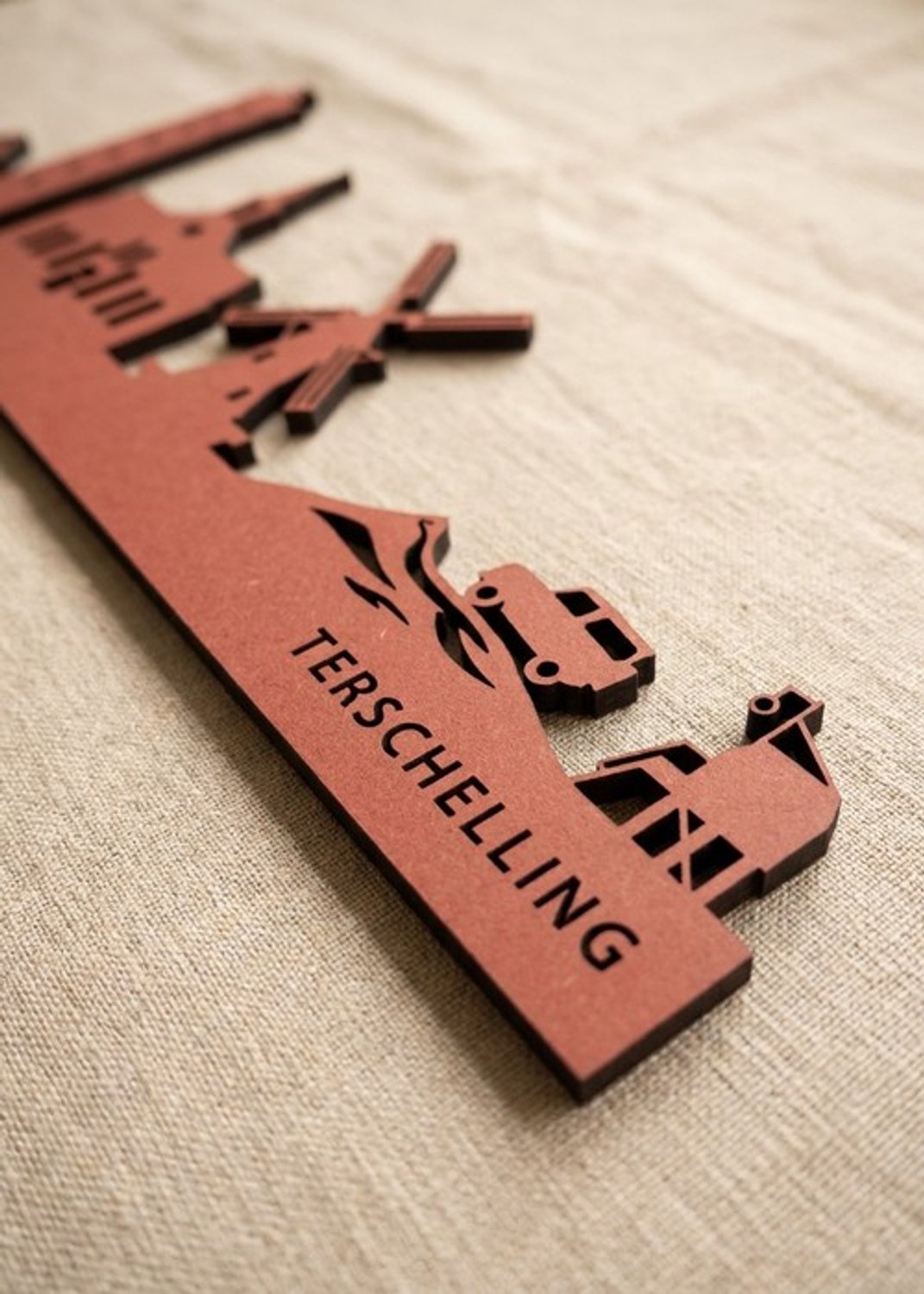 Houten Skyline Terschelling | Wanddecoratie voor aan de muur | Rood MDF | 70 x 13 cm