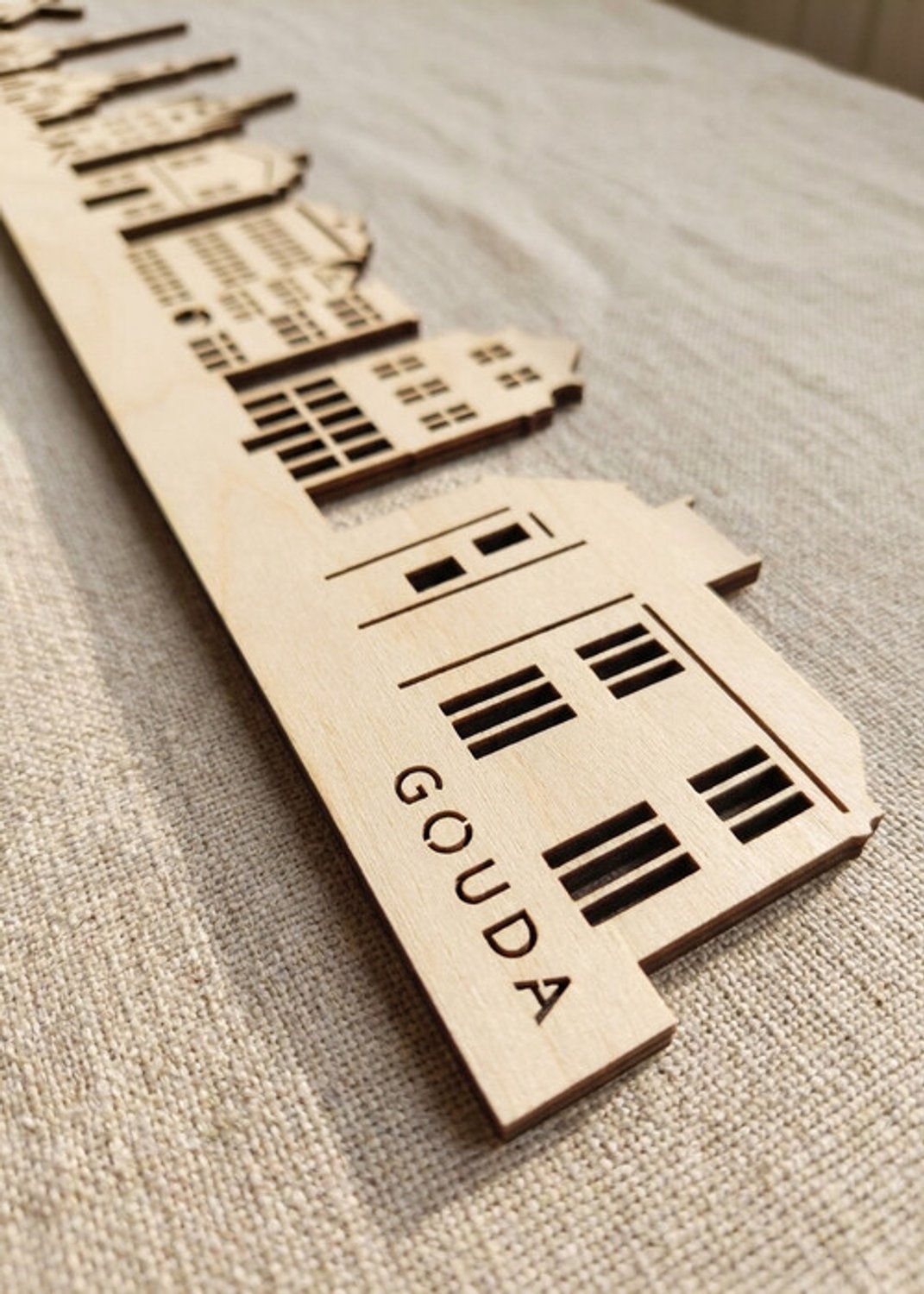 Houten Skyline Gouda | Wanddecoratie voor aan de muur | Berken | 70 x 13 cm