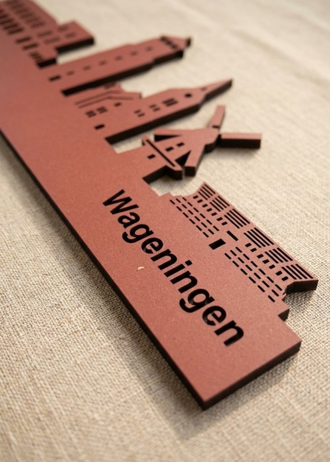 Houten Skyline Wageningen | Wanddecoratie voor aan de muur | Rood MDF | 100 x 19 cm