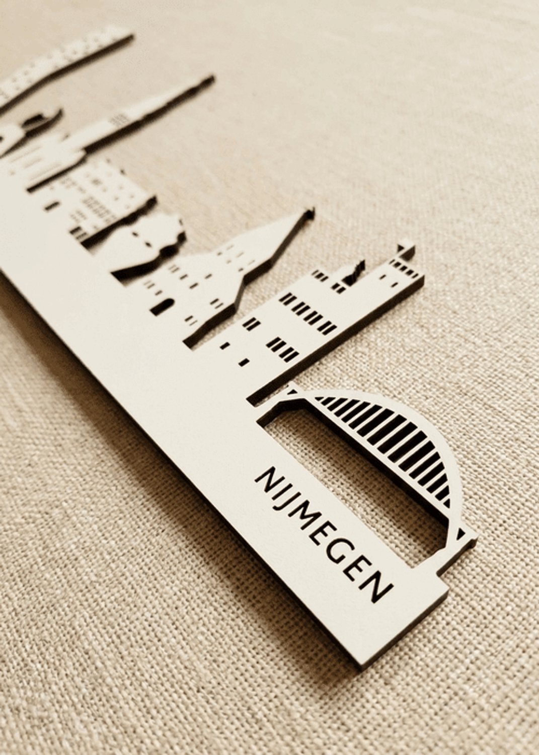 Houten Skyline Nijmegen | Wanddecoratie voor aan de muur | Wit MDF | 70 x 14 cm