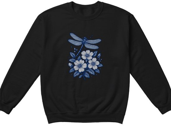 Zwarte sweater met een blauw-witte illustratie van een libelle boven een boeket bloemen in Delftse stijl.