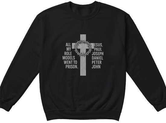 Zwarte unisex sweater met een grijs grafisch kruis, doornenkroon en bijbeltekst over gevangen rolmodellen.