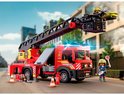 Rode Playmobil brandweerwagen met uitgeschoven ladder, blauwe zwaailichten, brandweerman en diverse hulpmiddelen.