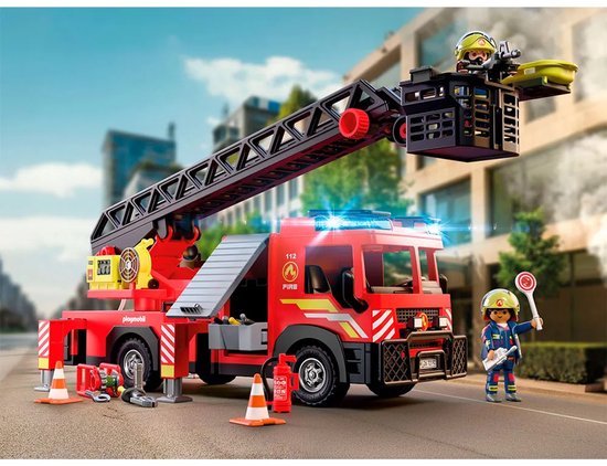 Rode Playmobil brandweerwagen met uitgeschoven ladder, blauwe zwaailichten, brandweerman en diverse hulpmiddelen.