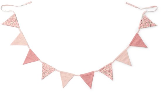 Little Dutch vlaggetjeslijn in roze tinten met bloemen en effen stoffen, hangend gepresenteerd.