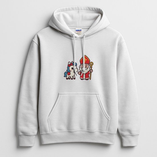Witte Gildan hoodie met een cartoonopdruk van Sinterklaas en een eenhoorn met strik.