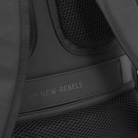 Zwarte rugzijde van de tas met ademend mesh-materiaal, schouderbanden en het New Rebels logo.
