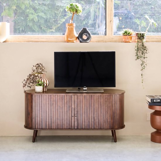Afgerond tv-meubel in donker hout met een verticaal lattenpatroon en een televisie op het blad.
