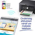 Epson Smart Panel-app toont mobiel printen vanaf een smartphone naar een zwarte Epson-printer.