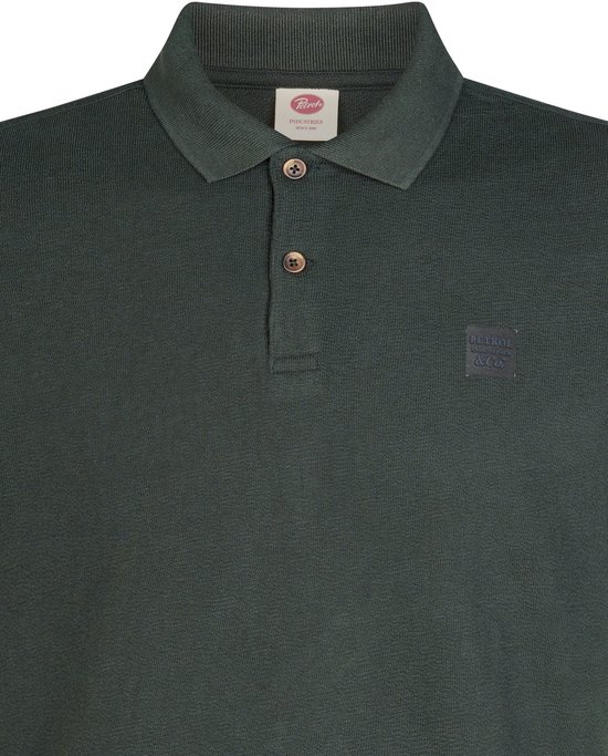 Donkergroen gebreid poloshirt met knoopsluiting, kraag en Petrol Industries logopatch op de borst.