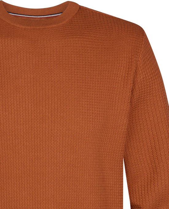 Oranje trui met ronde hals, fijn gebreide textuur en gestreept detail aan de binnenkant van de kraag.