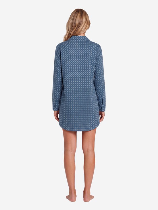 Achteraanzicht van een model in een blauw Triumph nachthemd met een wit geometrisch patroon.