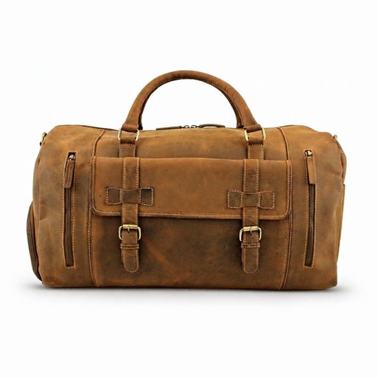 Bruine leren weekendtas met klepzakken en gespen aan de voorkant, tegen een witte achtergrond.