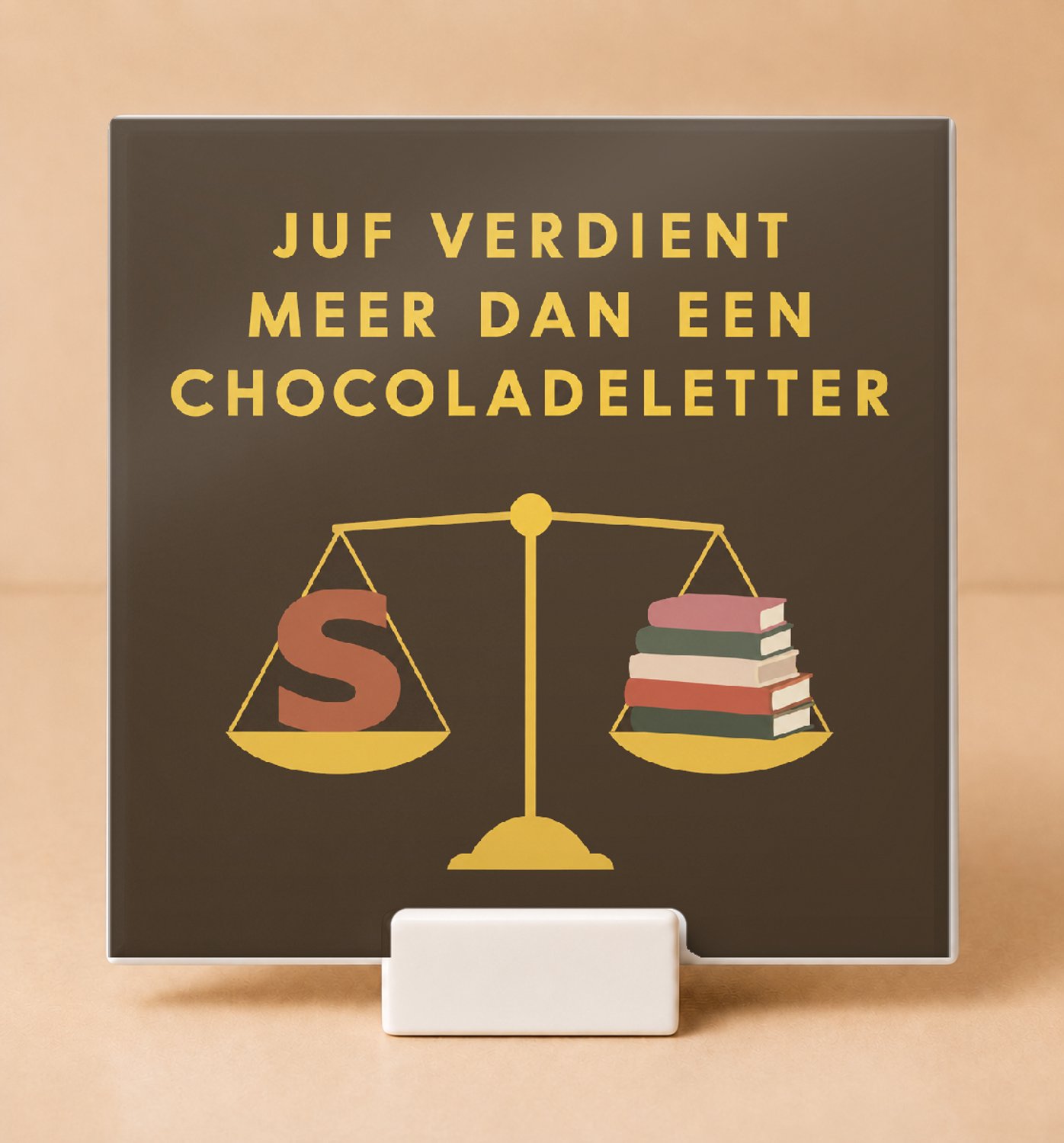 Bedruk King Strakke typografische Tegel 'Juf verdient meer dan een chocoladeletter' – Moderne poster voor leraren en onderwijsfans - 11 x 11 cm met houder Wit