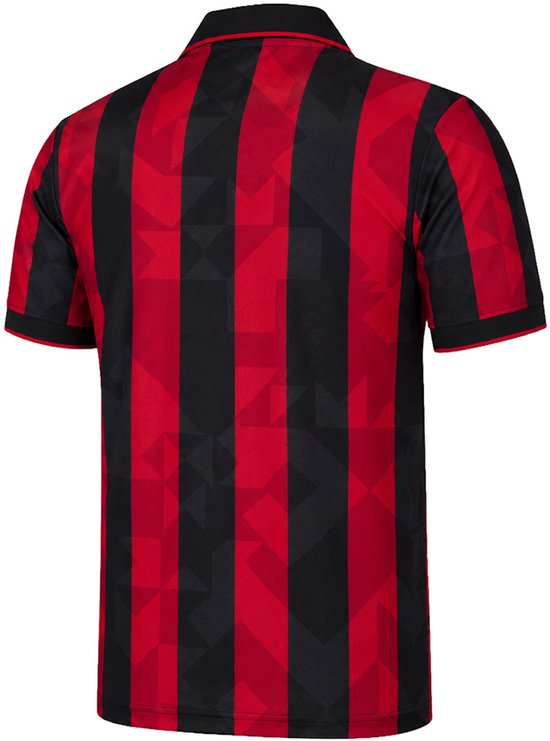 Achterkant van het rood-zwarte voetbalshirt met verticale banen en een subtiel geometrisch patroon.