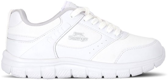 Witte Slazenger Genfit sportschoen van opzij gezien, met het Slazenger-logo op de zijkant.