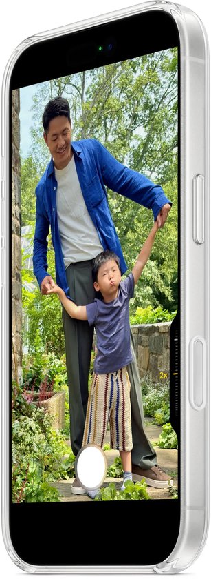 Smartphone in transparant hoesje met cameraweergave van een vader en kind in een tuin.