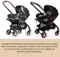 Zwarte kinderwagen met een verstelbare duwstang. Wielen kunnen goud of zilver zijn.