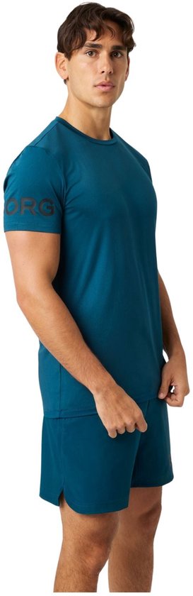 Mannen sportshirt in petrolblauw met zwarte BORG opdruk op de mouw, zij aanzicht.
