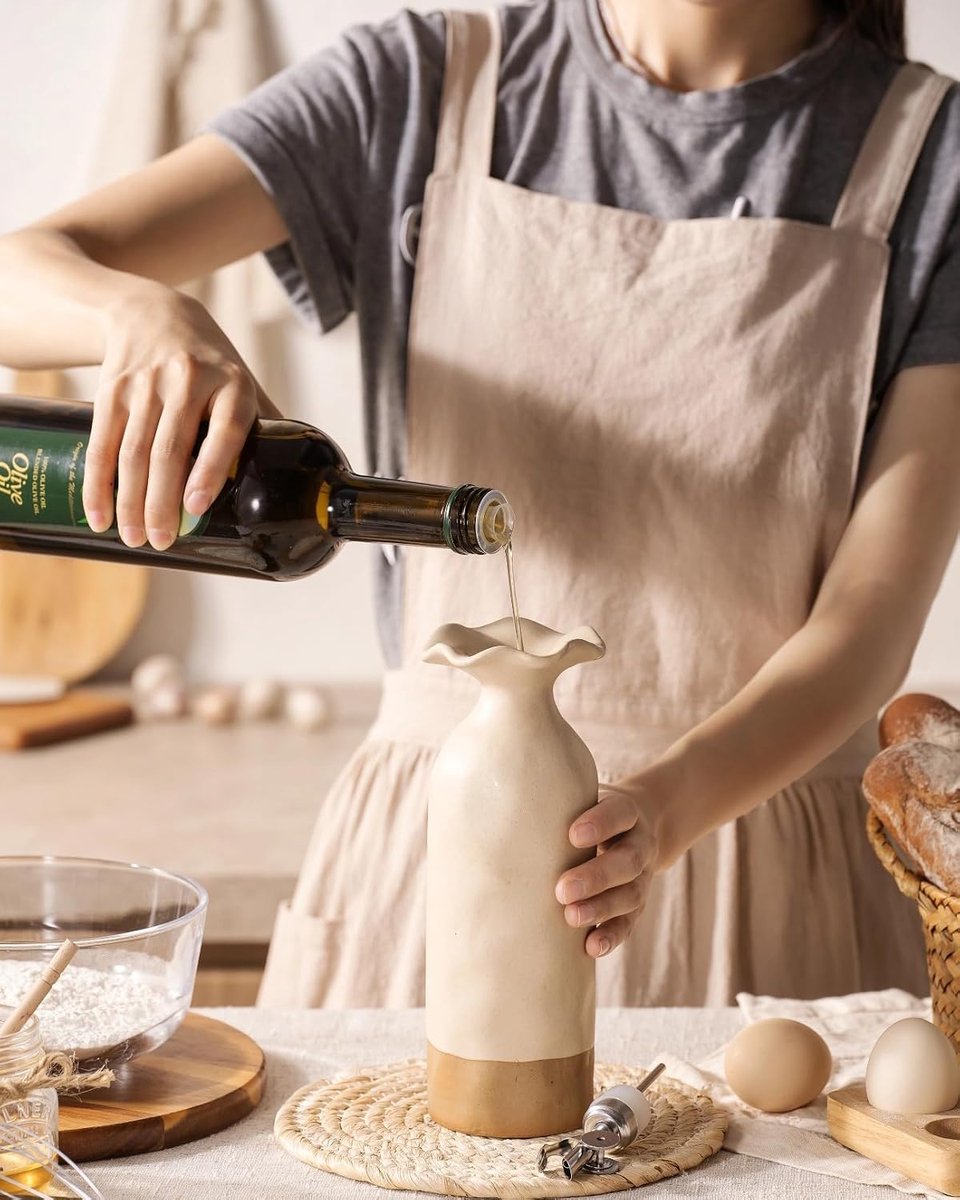 Olijfolie fles - 600 ml - Olie Dispenser - Keramische Oliekan - Aardewerk met Automatische RVS Schenktuit & Lichtdicht - Geschikt voor Olijfolie, Azijn, Koken - 8 x 26.5 cm - Beige — cadeau in Kookcadeaus - foto 7