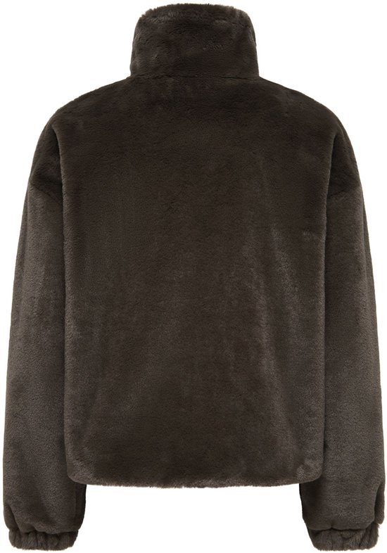 Achterkant van een donkerbruin, kort, faux fur jack met ritssluiting en opstaande kraag.