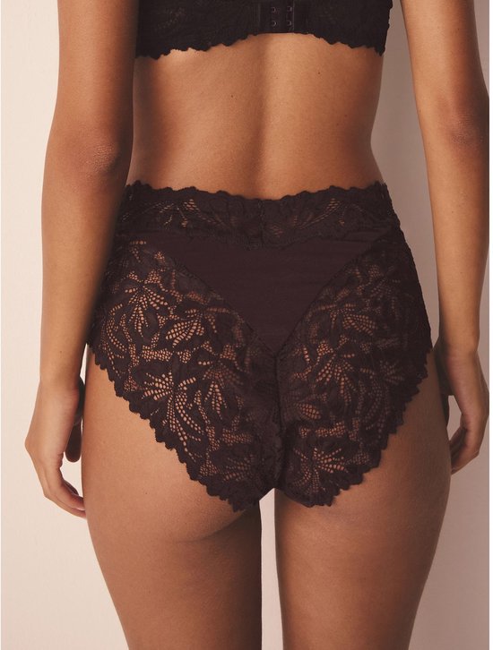 Achterkant van donkerbruine slipjes met hoge taille en kanten afwerking.