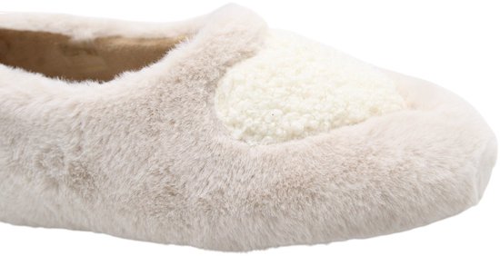 Beige pantoffel met zachte imitatiebont textuur en een contrasterend crèmekleurig, krullend inzetstuk op de neus.