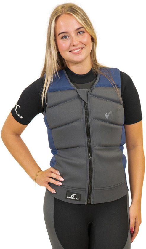 Vrouw draagt een grijs en blauw Watrflag impactvest over een zwart wetsuitpak.