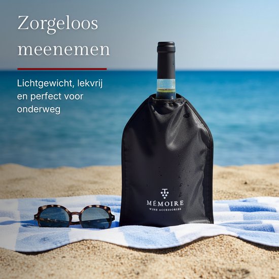 Zwarte wijnkoeler met "MÉMOIRE WINE ACCESSORIES" logo op een strandlaken, met witte wijnfles. Zonder bril op het strand.