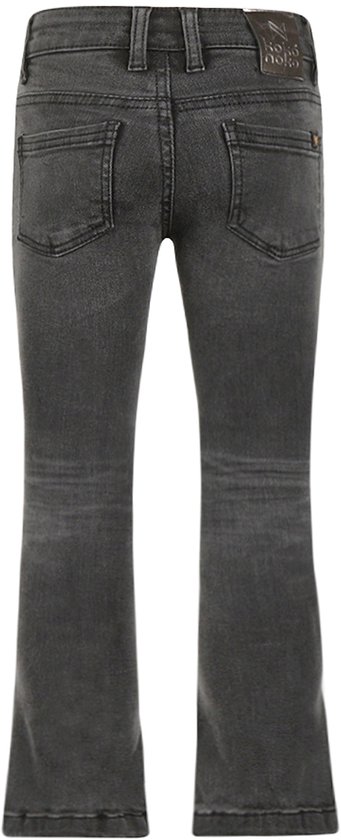 Donkergrijze flared jeans, met zakken en een bruin label op de achterkant.