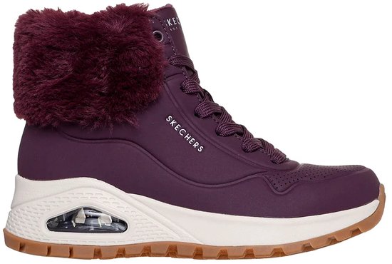 Paarse Skechers veterboot met witte zool, bruine rubberen zoolrand en bontkraag.
