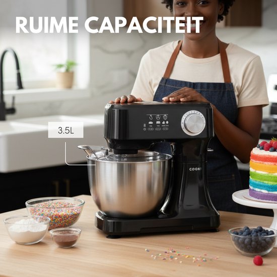 Zwarte keukenmachine met RVS kom van 3.5L, "Ruime capaciteit". Vrouw staat ernaast.