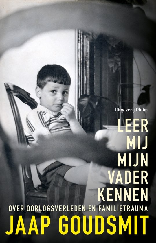 Een jongen met een streepjes trui zit op een stoel, op de cover staat 'Leer mij mijn vader kennen' door Jaap Goudsmit.