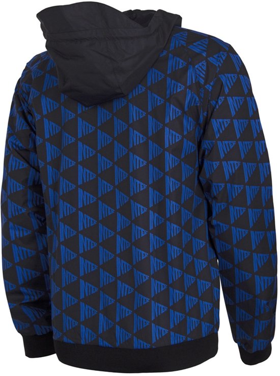 Zwarte jas met blauw driehoekspatroon en capuchon.