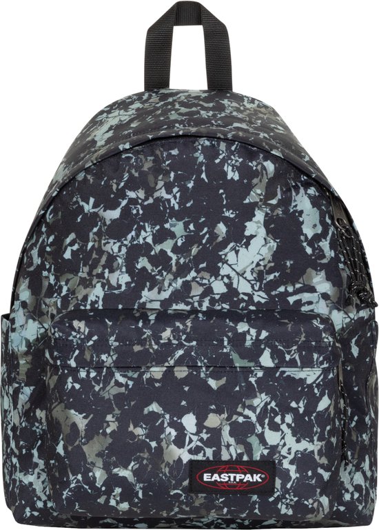 Zwarte Eastpak rugzak met een all-over grijs en groen bladpatroon, met een voorvak en Eastpak logo.