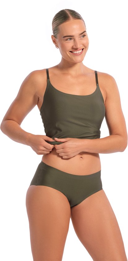 Femme vue de face, portant un caraco vert foncé et une culotte assortie.