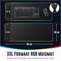 XXL RGB muismat van 80x30cm, met een toetsenbord en muis erop. De muismat heeft RGB LED-randverlichting en een ingebouwde draadloze oplader.