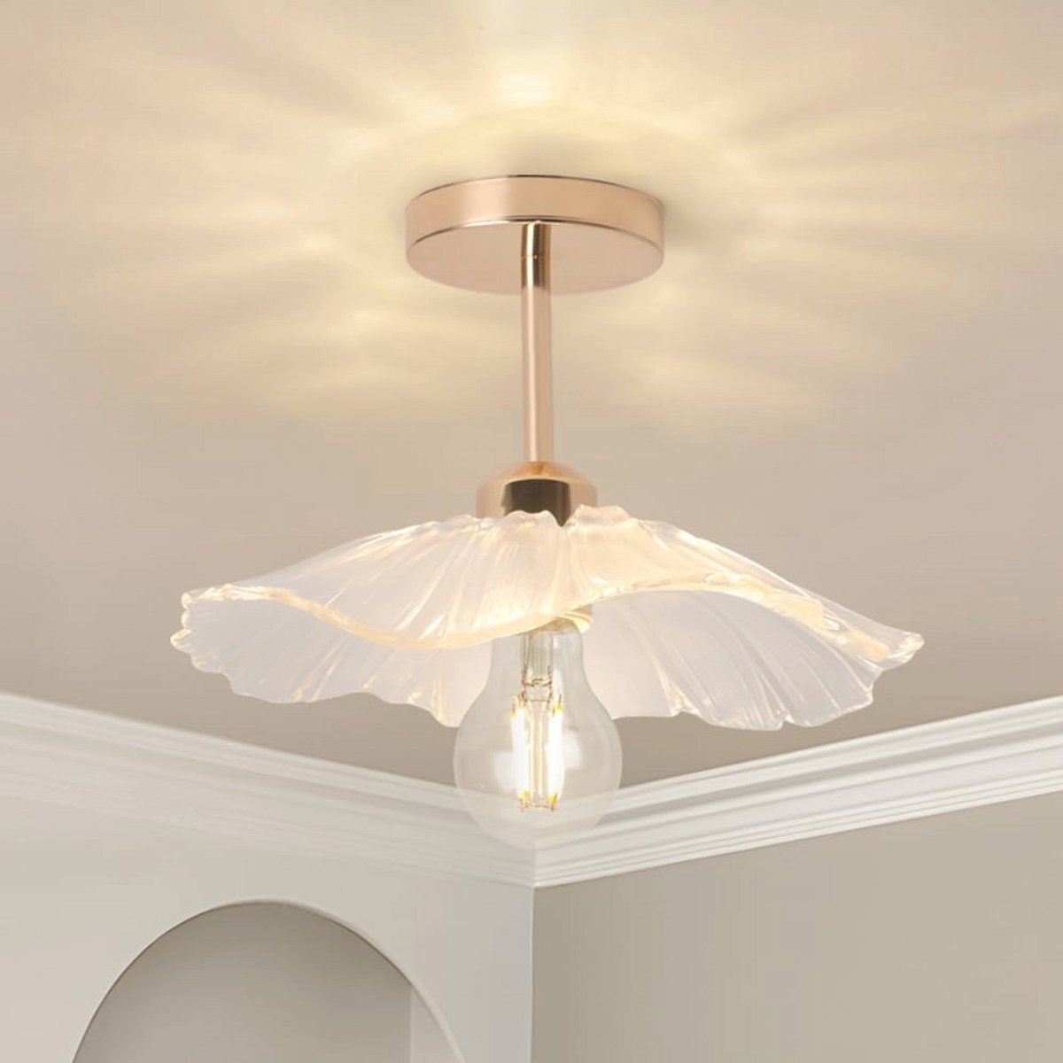 Creatieve Bloem Led-plafondlamp voor Woonkamer en Slaapkamer - Hanglamp met Glazen Kap en Gouden Sokkel
