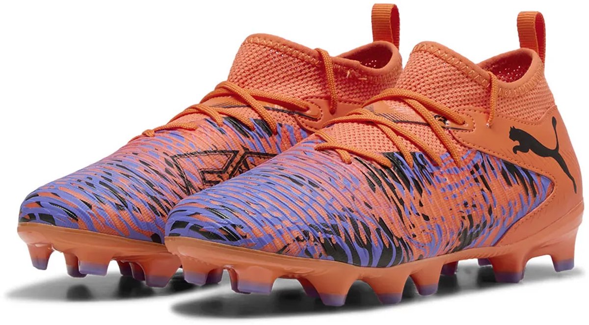 Puma Future 8 Match FG/AG voetbalschoenen in oranje met kleurrijke bovenkant en innovatieve noppen voor wendbaarheid.