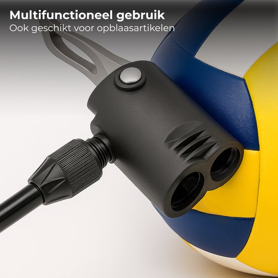 Zwarte fietspomp met slang die een blauw-gele volleybal oppompt. Tekst: Multifunctioneel gebruik. Ook geschikt voor opblaasartikelen.