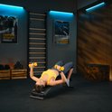 Vrouw in geel sport-top op trainingsbank met benen omhoog, handen achter hoofd.