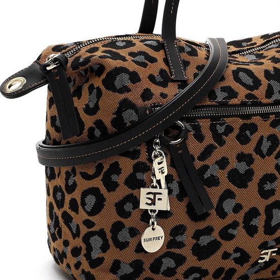 Detail van een bruine shopper met luipaardprint, zwarte handvatten en hangertjes.