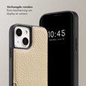 Close-up van beige telefoonhoesje met leertextuur en verhoogde randen.