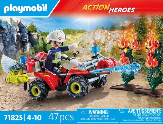 Brandweerman op een rode quad met waterstraal die vlammen bestrijdt in een bosrijke omgeving.