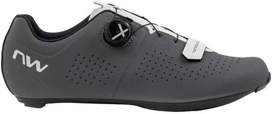 Grijze Northwave raceschoen met witte NW logo op de hiel en perforaties op de neus.